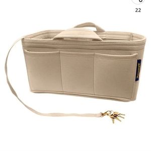 Bag organizer insert
